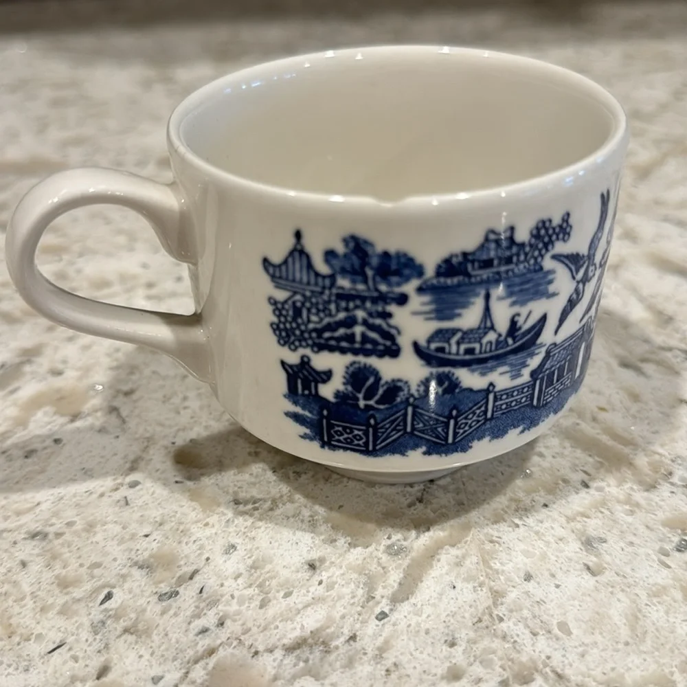 VINTAGE 1900’s~BLUE WILLOW~CHINOISERIE~3 CUPS & 4 SAUCERS~CHURCHILL ENGLAND~G23